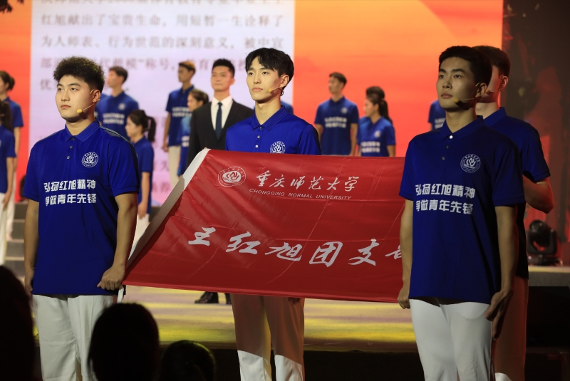 mg冰球突破豪华版网址为纪念这位老校友，专设王红旭班、王红旭团支部。通讯员 张译心 摄