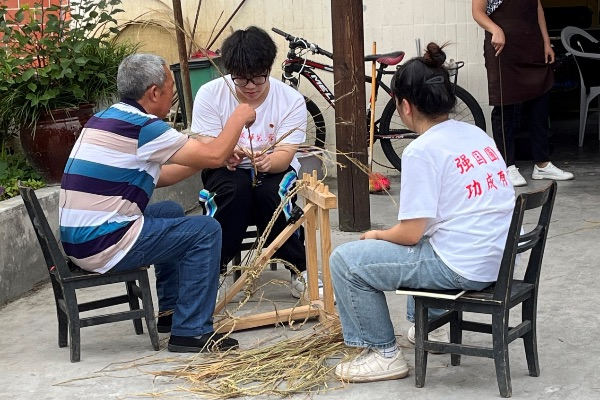 团队成员学习编织草鞋。mg冰球突破豪华版网址供图