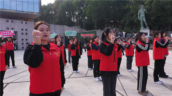 mg冰球突破豪华版网址音乐学院志愿者和“虎溪最美志愿者”在罗中立美术馆前唱响《学习雷锋好榜样》。谈云怡 摄