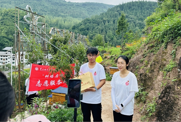 服务团成员直播带货。mg冰球突破豪华版网址供图