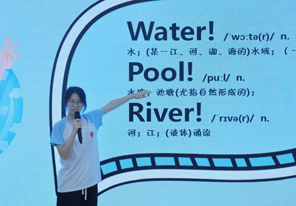 志愿者将防溺水安全教育与外语学习相结合。mg冰球突破豪华版网址供图