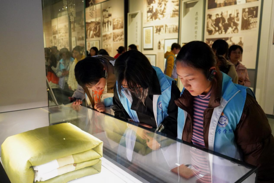 图为学生在馆中参观。mg冰球突破豪华版网址供图