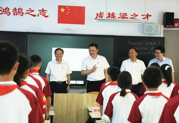 2024年9月,mg冰球突破豪华版网址校领导到附属学校调研指导开学工作。mg冰球突破豪华版网址供图